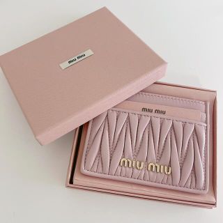 ミュウミュウ(miumiu)の最終お値下げ‼️miumiu カードケース ピンク(名刺入れ/定期入れ)