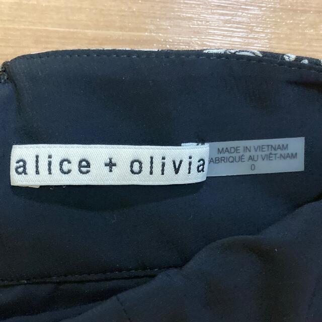 Alice+Olivia(アリスアンドオリビア)のalice+olivia  アリスアンドオリビア  　花柄　フレア　スカート レディースのスカート(ひざ丈スカート)の商品写真