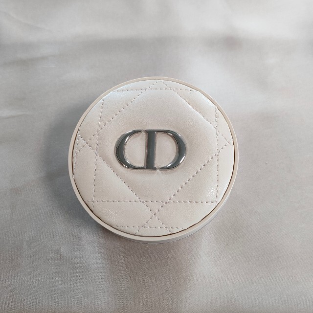 Dior(ディオール)のDior SKIN FOREVER Cushion Powder LIGHT コスメ/美容のベースメイク/化粧品(フェイスパウダー)の商品写真