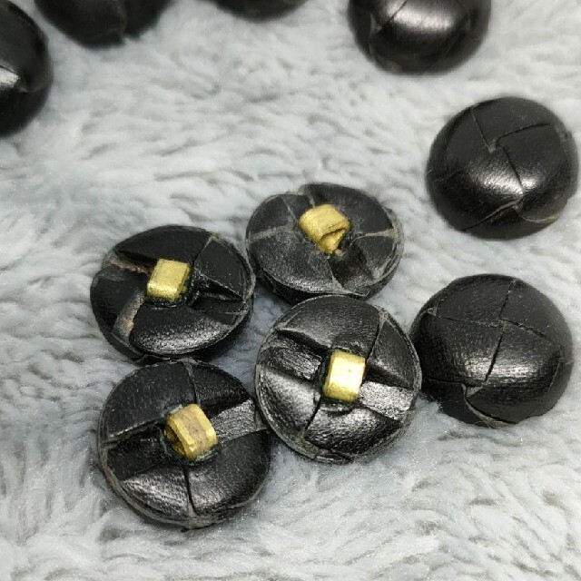 F.革ボタン　黒　10個 ハンドメイドの素材/材料(各種パーツ)の商品写真