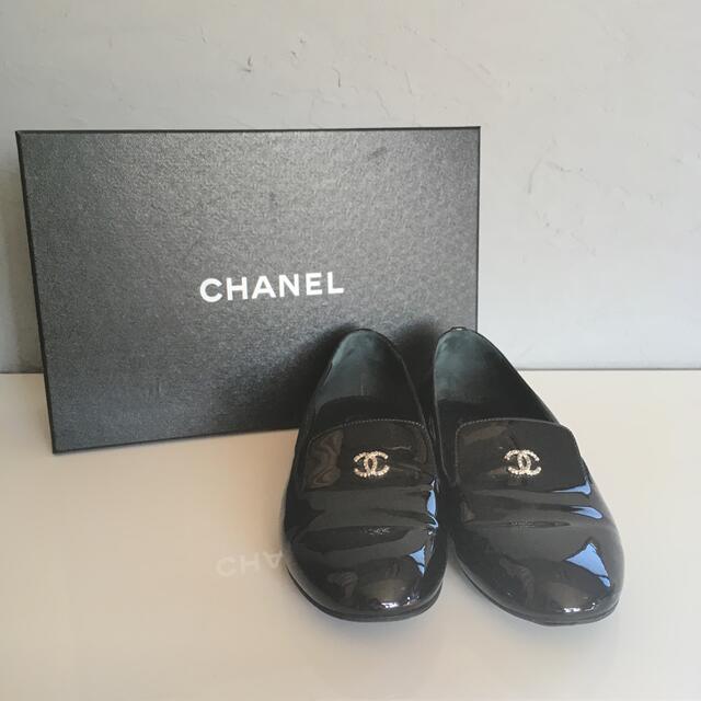 CHANEL(シャネル)のアクセス値引きシャネルパールパテントオペラパンプスシューズchanelルブタン レディースの靴/シューズ(ローファー/革靴)の商品写真