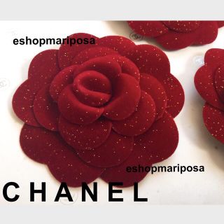 シャネル(CHANEL)のシャネル 立体カメリア 赤 ラメ入 3Dカメリアステッカー ベロア  コサージュ(ブローチ/コサージュ)