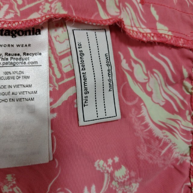 patagonia(パタゴニア)のキキ様専用　パタゴニア　ベビーキッズ　2T　80〜90？　ナイロンパーカー キッズ/ベビー/マタニティのキッズ服女の子用(90cm~)(ジャケット/上着)の商品写真