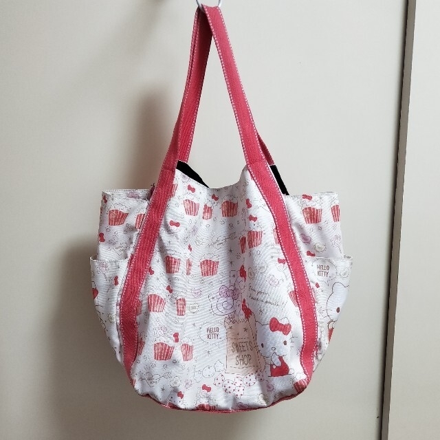 ハローキティ(ハローキティ)のサンリオ キティ 大容量 バルーントートバッグ  SWEET SHOP お菓子柄 レディースのバッグ(トートバッグ)の商品写真
