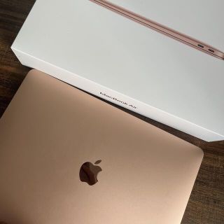 アップル(Apple)の(美品)MacBook Air ゴールド　アップル高級革カバー付き(PC周辺機器)