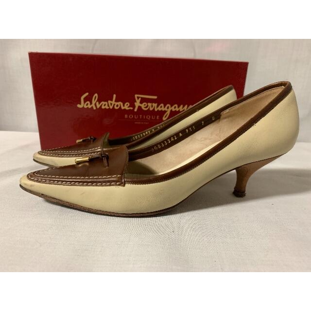 Salvatore Ferragamo スタッズパンプス　7Dサイズ