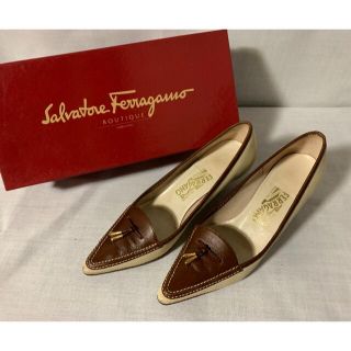 Salvatore Ferragamo スタッズパンプス　7Dサイズ