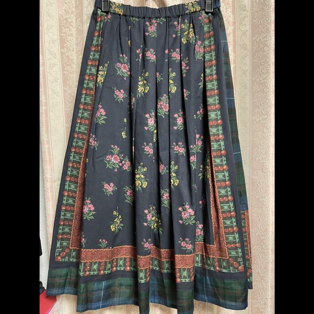 Flowers of Jouy scarfとタータンチェック タックスカート