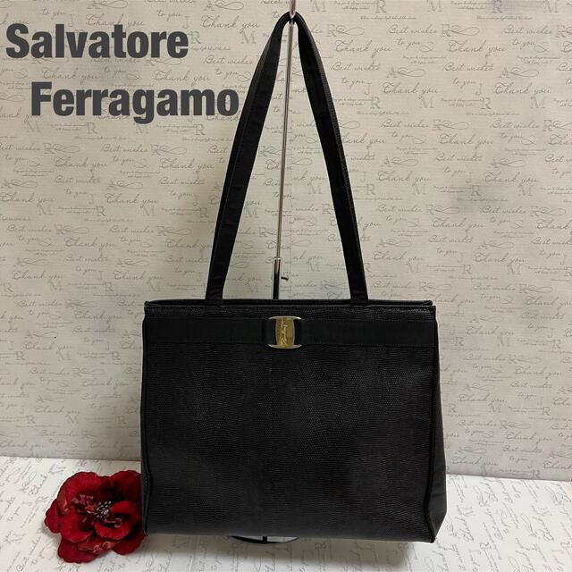 Salvatore Ferragamo(サルヴァトーレフェラガモ)のフェラガモ ヴァラ リボン トートバッグ リザード型押し A4収納 ゴールド金具 レディースのバッグ(トートバッグ)の商品写真