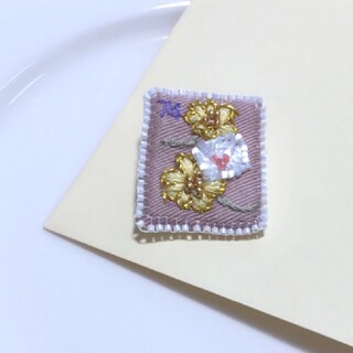 【値下げ】ビーズ刺繍の切手ブローチ『花と手紙』(コサージュ/ブローチ)