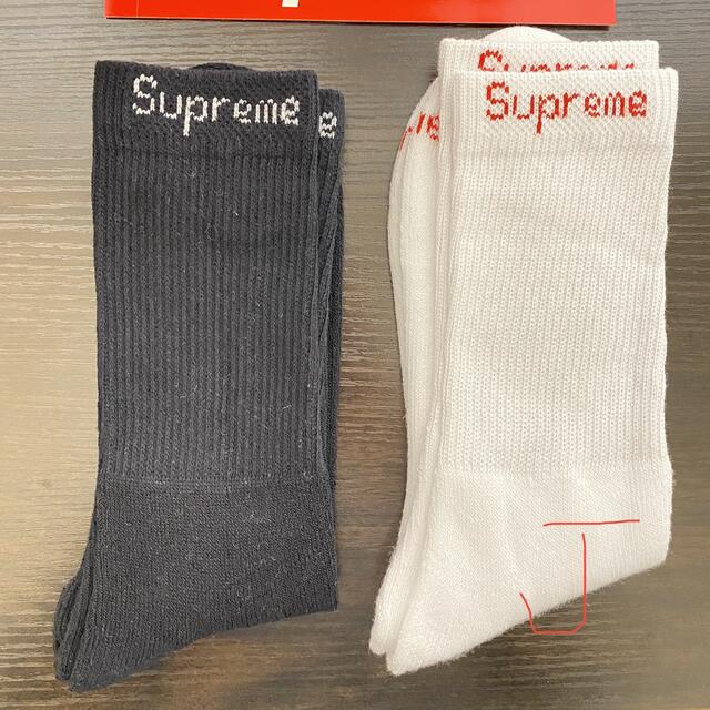 Supreme(シュプリーム)のSupreme&Hanes ソックス　白黒　2足セット メンズのレッグウェア(ソックス)の商品写真