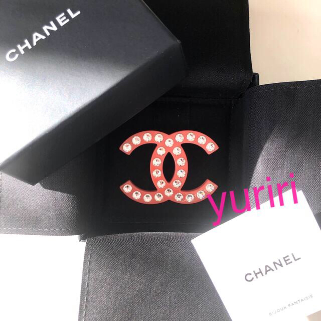 CHANEL(シャネル)の💗シャネル💗ストラス入りCCマーク❣️レアカラー✨ピンク💓ブローチ💖 レディースのアクセサリー(ブローチ/コサージュ)の商品写真