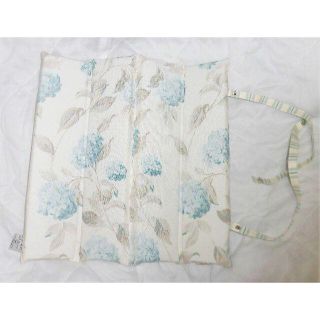 ローラアシュレイ(LAURA ASHLEY)の★新品　ローラアシュレイ Laura ashley　折り畳み　クッション　①(クッション)