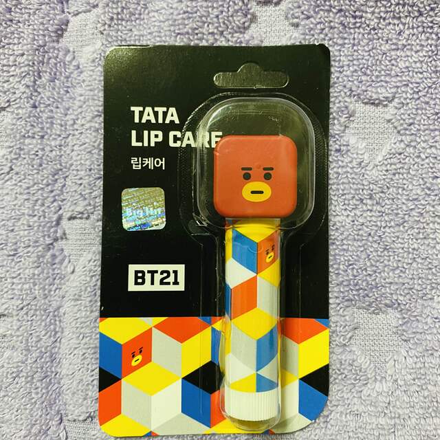 防弾少年団(BTS)(ボウダンショウネンダン)のBT21 フィギュア リップ バーム TATA リップケア ストロベリー コスメ/美容のスキンケア/基礎化粧品(リップケア/リップクリーム)の商品写真