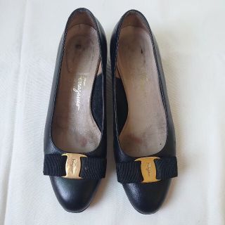 サルヴァトーレフェラガモ(Salvatore Ferragamo)のSalvatore Ferragamo パンプス リボン イタリア製 ブラック(ハイヒール/パンプス)