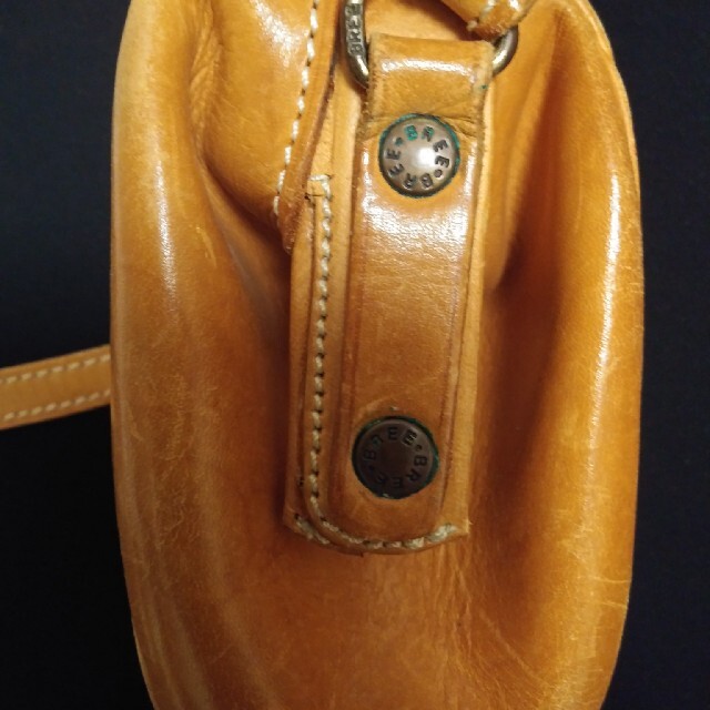 BREE(ブリー)の値下げ　BREE　天然ヌメ革　ショルダーバッグ レディースのバッグ(ショルダーバッグ)の商品写真