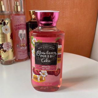 バスアンドボディワークス(Bath & Body Works)のBath & Body Works シャワージェル　ストロベリーパウンドケーキ(ボディソープ/石鹸)