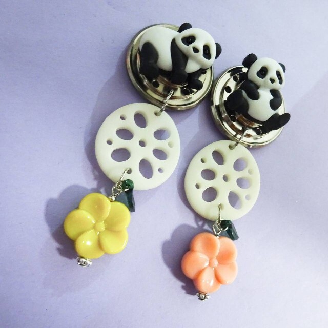 チョウバネ　イヤリング　遊ぶパンダ　と　レンコンのお花　ステンレス　レトロボタン ハンドメイドのアクセサリー(ピアス)の商品写真