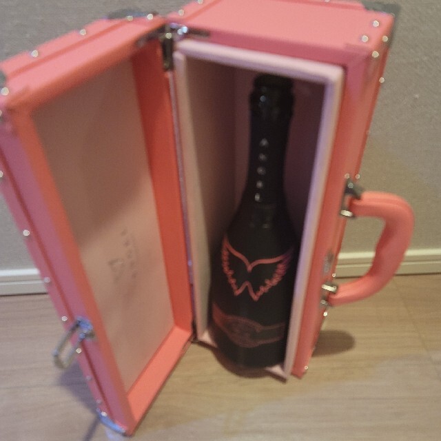 Armand Basi(アルマンドバジ)のエンジェルシャンパン ヘイローピンク空瓶、箱セット！ インテリア/住まい/日用品のインテリア小物(置物)の商品写真