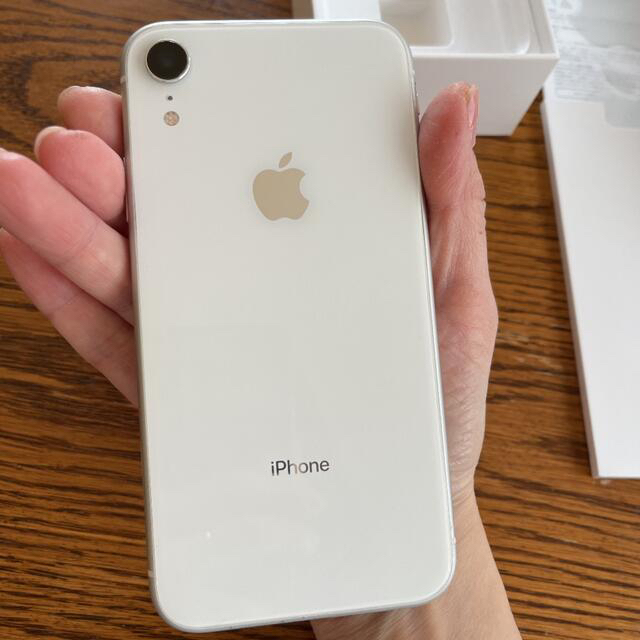 iPhone(アイフォーン)のアップル iphone XR ホワイト　128GB スマホ/家電/カメラのスマートフォン/携帯電話(スマートフォン本体)の商品写真