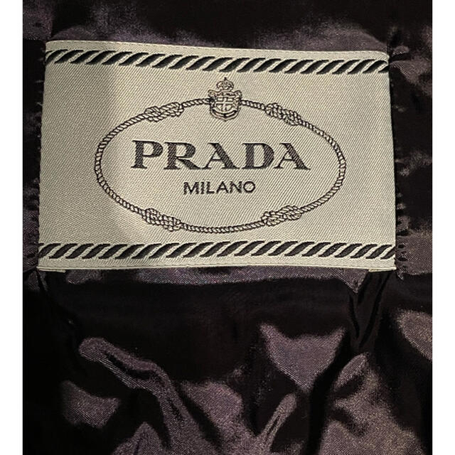 PRADA(プラダ)の専用　新品タグ付　プラダ フード付き　　　　　ライトダウンジャケット　38サイズ レディースのジャケット/アウター(ダウンジャケット)の商品写真