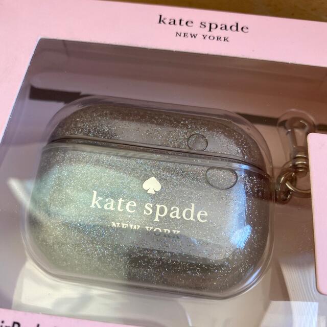 kate spade new york(ケイトスペードニューヨーク)の【kate spade】AirPodsProケース グリッター　シルバーゴールド スマホ/家電/カメラのスマホ/家電/カメラ その他(その他)の商品写真