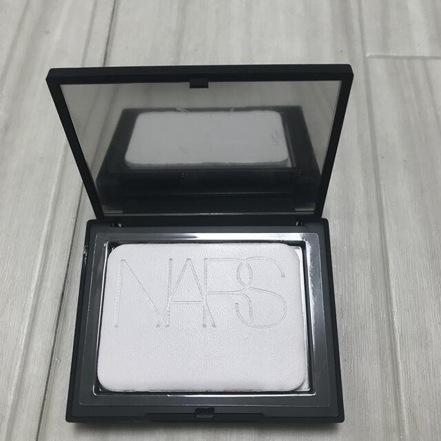 NARS ライトリフレクティングセッティングパウダー プレストN コスメ/美容のベースメイク/化粧品(フェイスパウダー)の商品写真