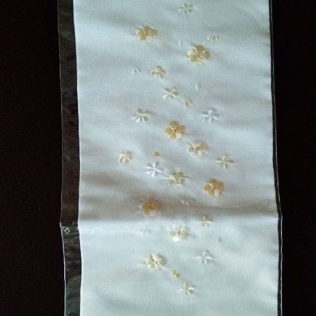 半襟　花柄　金　クリームイエロー　刺繍　梅模様 レディースの水着/浴衣(和装小物)の商品写真