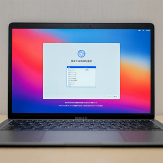 アップル(Apple)の【美品】Apple M1チップ搭載13インチMacBook Air(デスクトップ型PC)