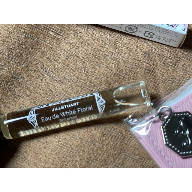 JILLSTUART(ジルスチュアート)のジルスチュアートケース付きホワイトフローラル ローラーボール 10ml コスメ/美容の香水(香水(女性用))の商品写真