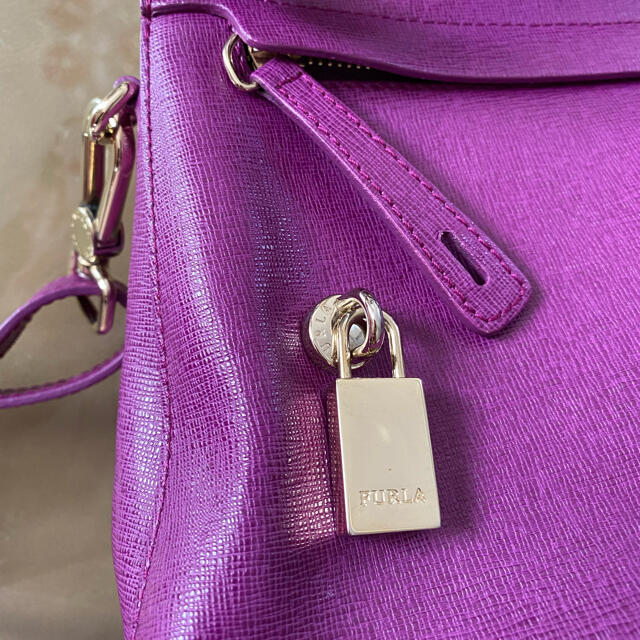 Furla(フルラ)のFURLA フルラ 2way パイパー ショルダーバック 紫 ゴールド レディースのバッグ(ハンドバッグ)の商品写真