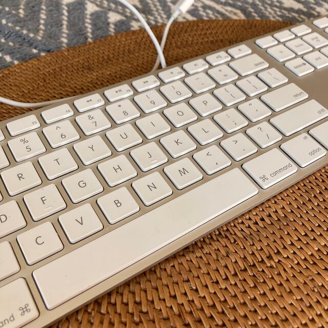 Apple(アップル)のApple keyboard テンキー付き　US 有線 スマホ/家電/カメラのPC/タブレット(PC周辺機器)の商品写真