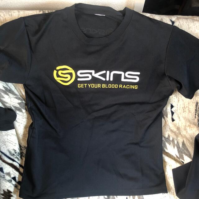 SKINS(スキンズ)のトレーニングシャツ　L スポーツ/アウトドアの野球(ウェア)の商品写真