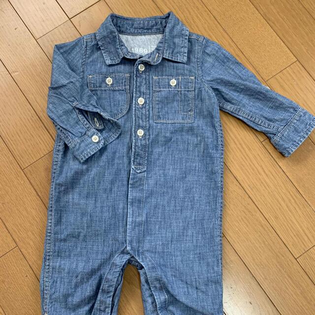 GAP(ギャップ)のGAP デニムロンパース つなぎ　80〜90cm キッズ/ベビー/マタニティのベビー服(~85cm)(ロンパース)の商品写真