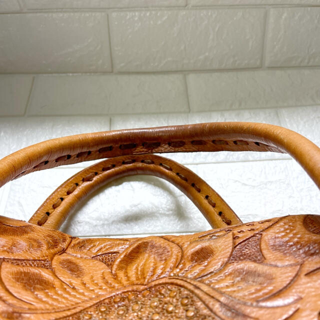 GRACE CONTINENTAL(グレースコンチネンタル)のCarving Tribes マエストラ ハンドバッグ 大容量 A4 牛革 花柄 レディースのバッグ(ハンドバッグ)の商品写真