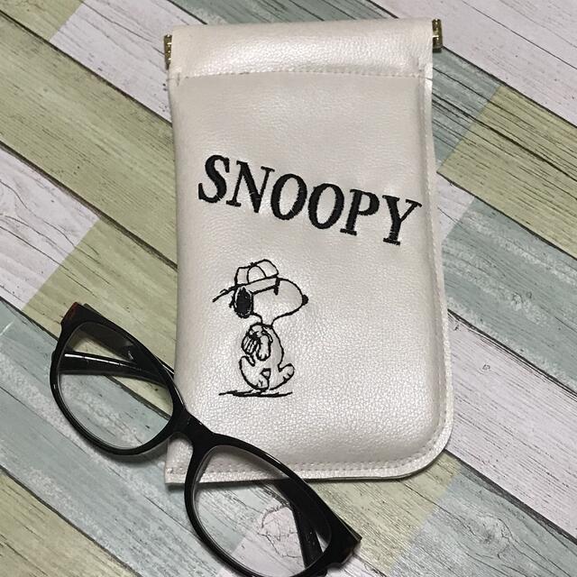 SNOOPY(スヌーピー)のメガネケース　バネ口金　スヌーピー　刺しゅう ハンドメイドのファッション小物(ポーチ)の商品写真