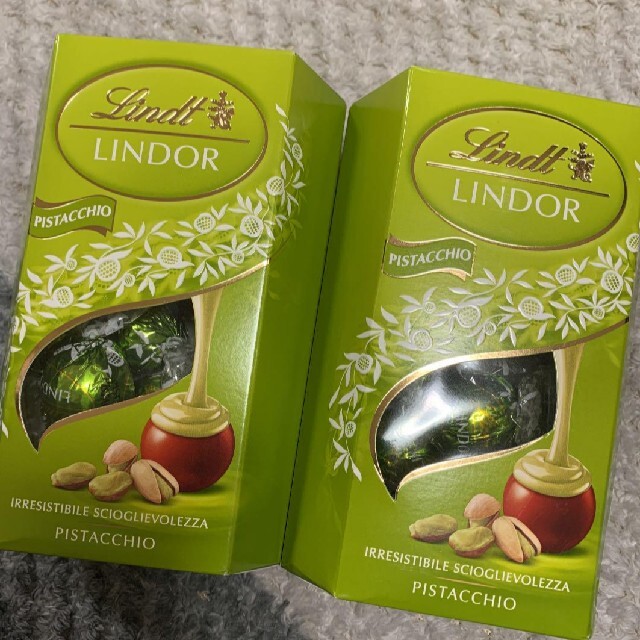 Lindt(リンツ)のリンドール☆ピスタチオ☆16個入×2箱 食品/飲料/酒の食品(菓子/デザート)の商品写真