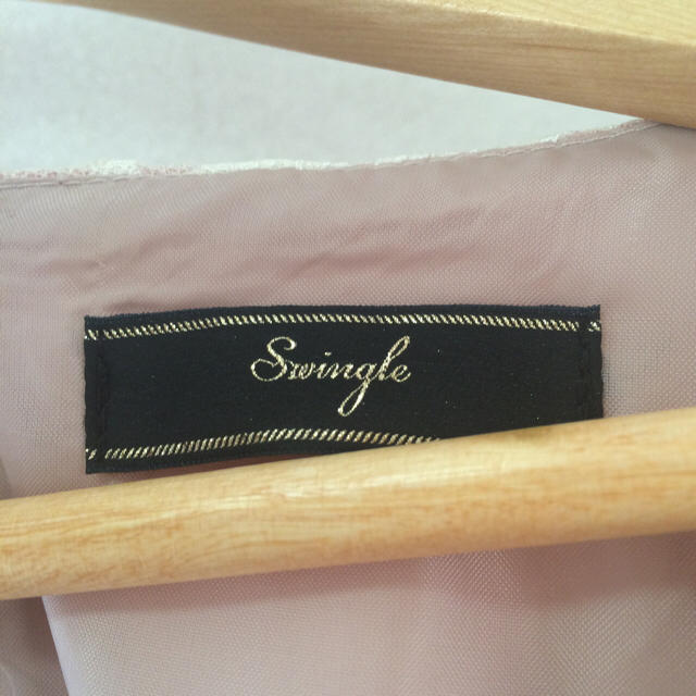 Swingle(スウィングル)のくすみピンクのワンピース レディースのワンピース(ひざ丈ワンピース)の商品写真