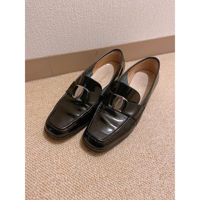 Ferragamo(フェラガモ)のフェラガモ 黒 革靴 ローファー エナメル24.5cm レディースの靴/シューズ(ローファー/革靴)の商品写真