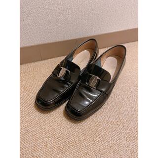 フェラガモ(Ferragamo)のフェラガモ 黒 革靴 ローファー エナメル24.5cm(ローファー/革靴)