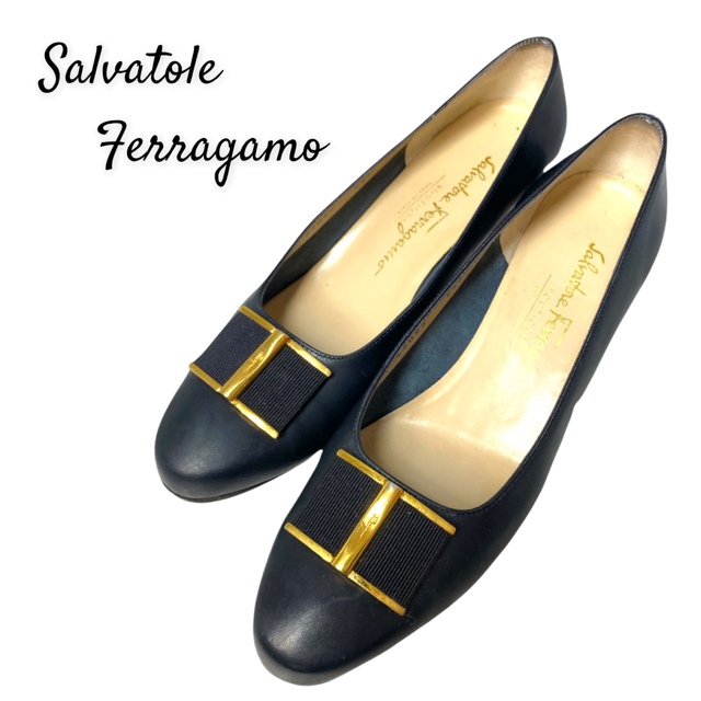 Salvatore Ferragamo(サルヴァトーレフェラガモ)の【美品】サルヴァトーレ フェラガモ ヴァラ パンプス 太ヒール ダークネイビー レディースの靴/シューズ(ハイヒール/パンプス)の商品写真