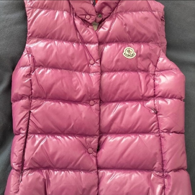 MONCLER(モンクレール)のモンクレール ベストパープルサイズ1 Mサイズ相当 レディースのジャケット/アウター(ダウンベスト)の商品写真