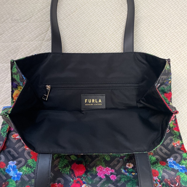 Furla(フルラ)の新品　2021秋冬　FURLA  フルラ　トートバッグ　花柄　黒　軽量　レイン レディースのバッグ(トートバッグ)の商品写真