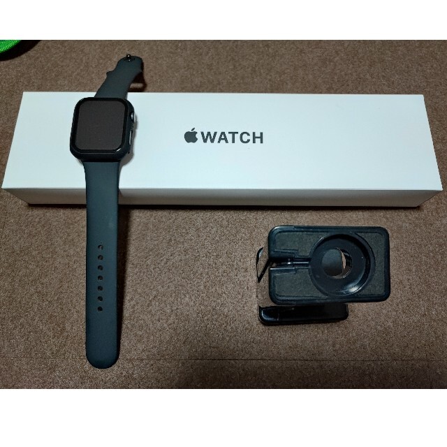 Apple Watch SE 44mm スペースグレー　スポーツバンド メンズの時計(腕時計(デジタル))の商品写真