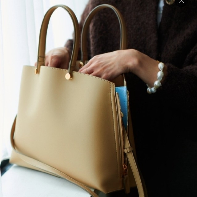 ROPE’(ロペ)のロペ エポール ベージュ Y bag Medium サイドジップトートバッグ   レディースのバッグ(ハンドバッグ)の商品写真