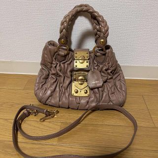 ミュウミュウ(miumiu)のMIUMIU マトラッセ ショルダー ピンクベージュ(ショルダーバッグ)