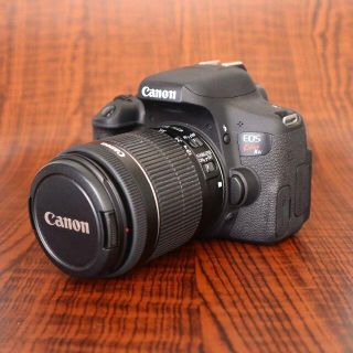 キヤノン(Canon)のCanon EOS Kiss X8i EF-S18-55 標準ズームレンズセット(デジタル一眼)