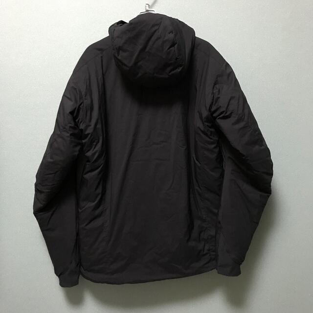 ARC'TERYX(アークテリクス)の美品　アークテリクス　アトムAR フーディ　メンズM ブラック　マウンテンパーカ メンズのジャケット/アウター(マウンテンパーカー)の商品写真