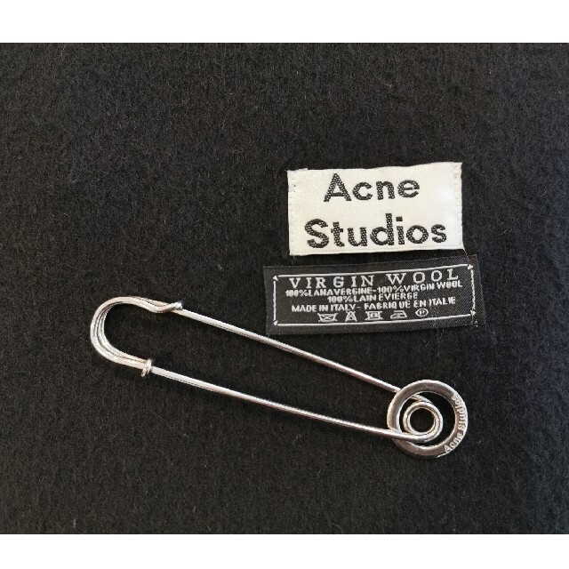 ACNE(アクネ)のacne studios  旧タグ　マフラー　ブラック　黒 レディースのファッション小物(マフラー/ショール)の商品写真