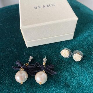 ビームス(BEAMS)の1回のみ使用　パール調おリボンピアス　薔薇風ピアス　２個セット(ピアス)